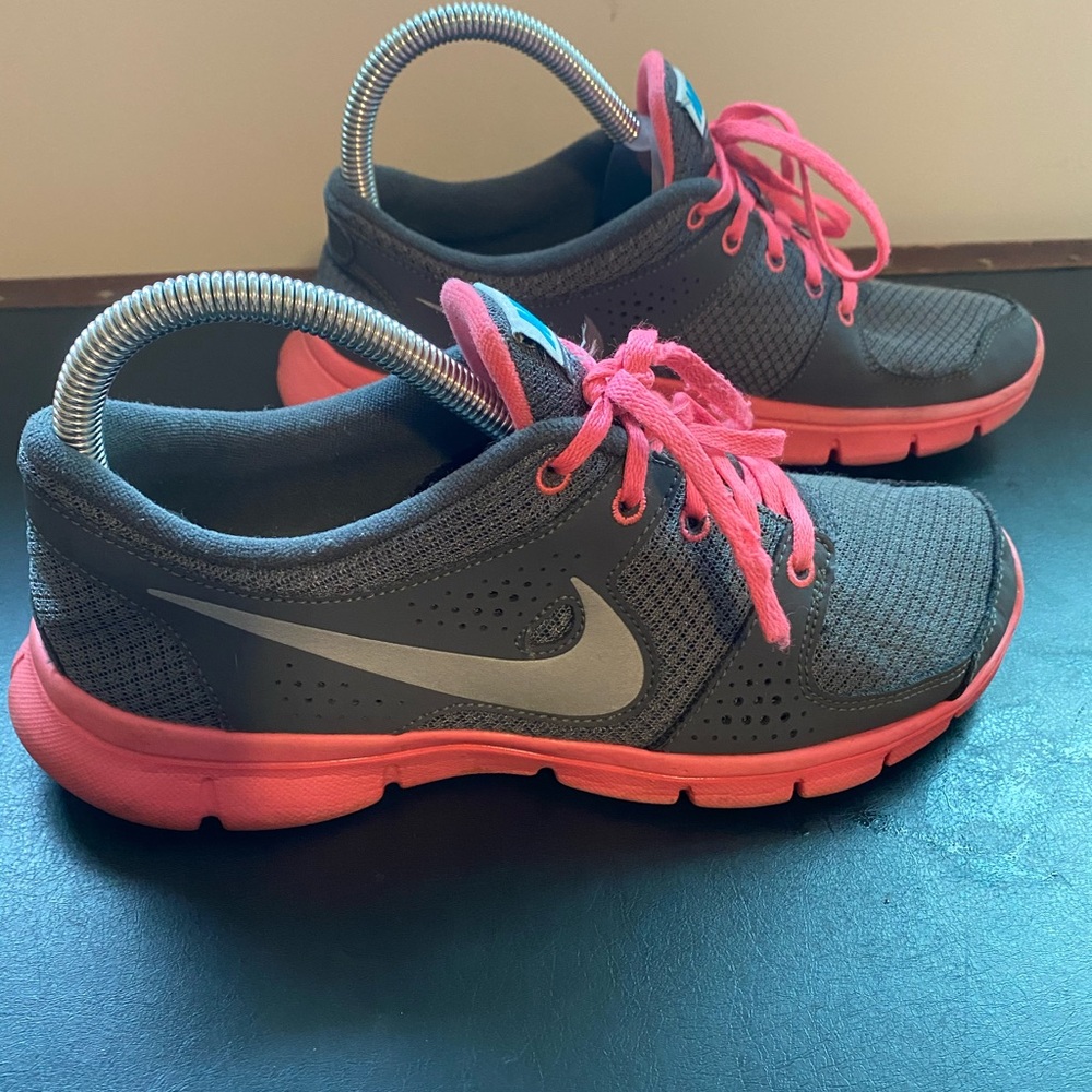 Woman’s Nike Sz 8